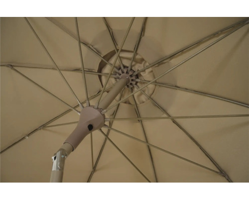 Dessous d''un parasol de jardin avec armature métallique