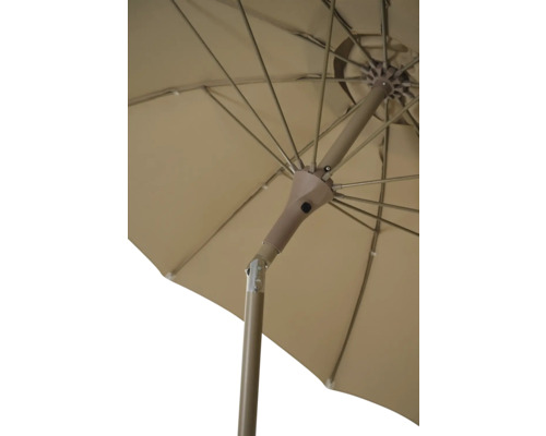 Vue détaillée d''un parasol de jardin avec armature métallique