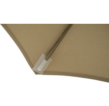 Vue détaillée d''un parasol avec revêtement en tissu et armature