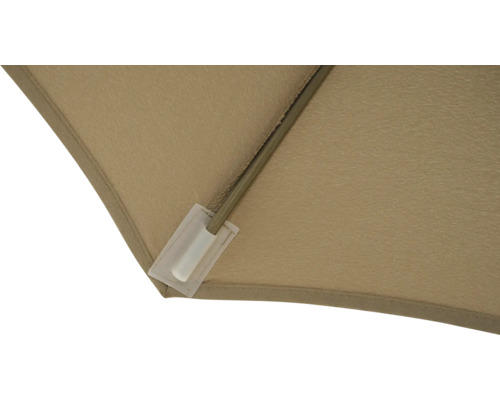 Vue détaillée d''un parasol avec revêtement en tissu et armature