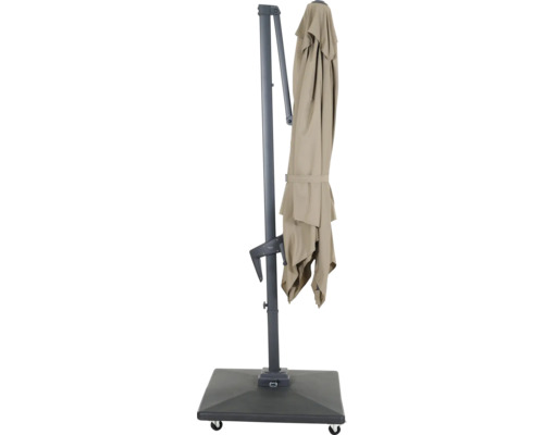 Parasol déporté fermé avec pied sur roulettes
