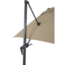 Vue détaillée d''un parasol excentré beige avec un mât gris