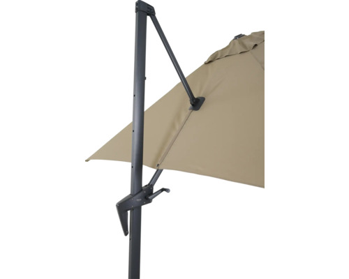 Vue détaillée d''un parasol excentré beige avec un mât gris