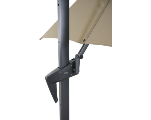 Gros plan d''un parasol avec mât et mécanisme de fixation.
