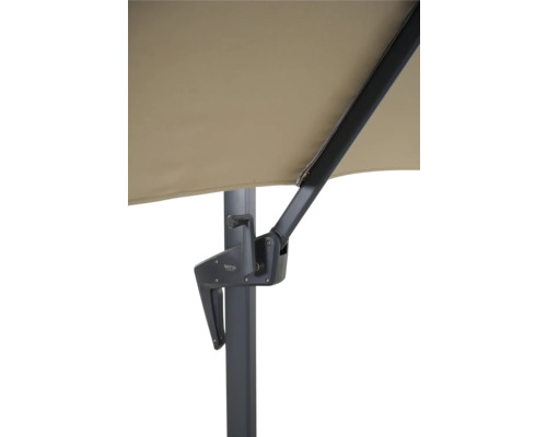 Gros plan d''un parasol avec structure grise et toit de parasol beige.