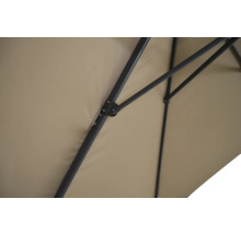 Vue détaillée d''un parasol avec armature métallique et revêtement en tissu