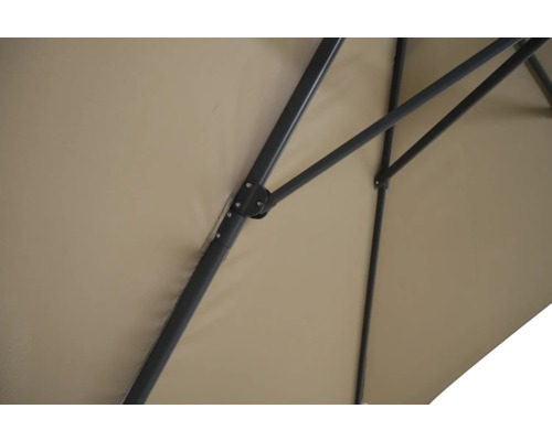 Vue détaillée d''un parasol avec armature métallique et revêtement en tissu