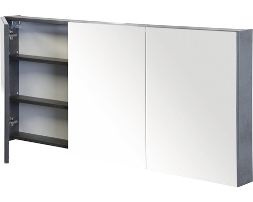 Spiegelschrank mit einer geöffneten Tür, die Einblick auf die Regalböden gewährt