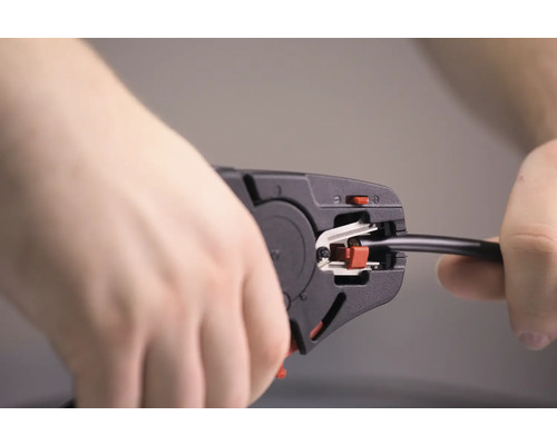 Pince à dénuder utilisée sur un câble