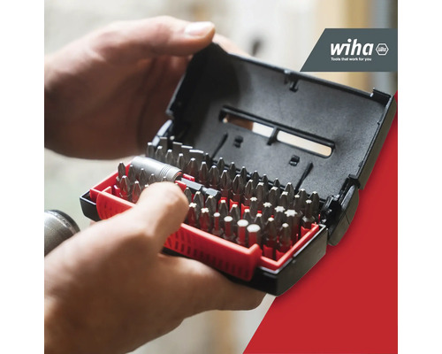 Une main tient un set d''embouts ouvert avec différents embouts