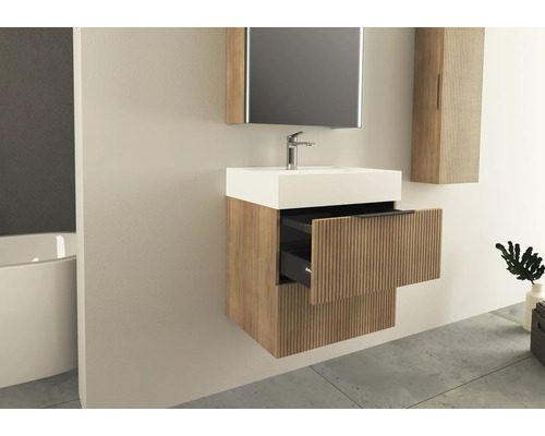 Badezimmer mit Waschtisch, Spiegel und offenem Schubladenelement