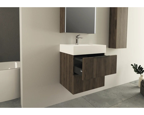 Salle de bain avec lavabo, miroir et meuble à tiroirs ouvert