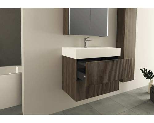 Salle de bains moderne avec meuble-lavabo, lavabo, armoire de toilette et élément de tiroir ouvert.