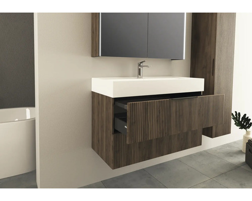 Salle de bains avec meuble sous-lavabo avec tiroir, lavabo, armoire de toilette et armoire haute