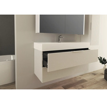 Badezimmer-Szene mit Waschbecken, Waschtischunterschrank mit geöffneter Schublade, Spiegelschrank und Armatur