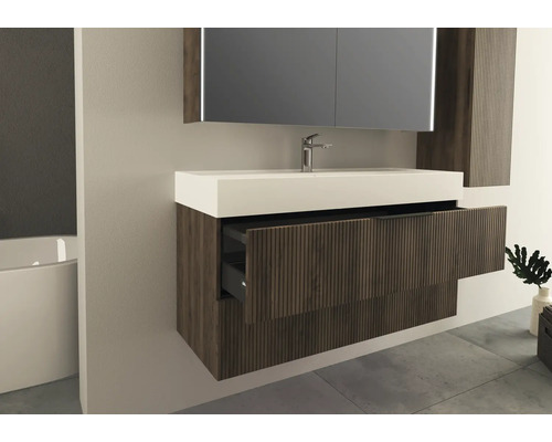 Salle de bain avec lavabo, miroir et tiroir ouvert