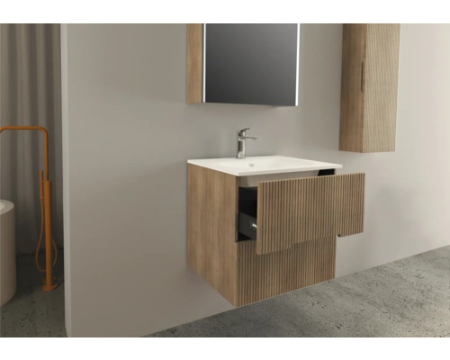 Badezimmer mit Waschbeckenunterschrank, Spiegel und Schrank