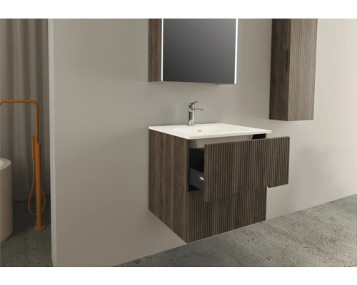 Badezimmer mit Waschtisch, Spiegel und offenem Unterschrank