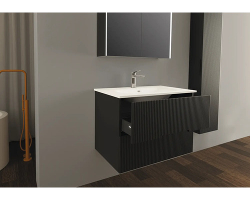 Badezimmer mit Waschtisch, Spiegel und Hochschrank im modernen Design