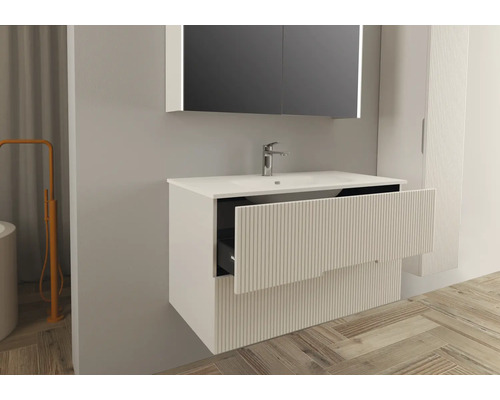 Salle de bain avec meuble sous-lavabo, miroir et armoire haute