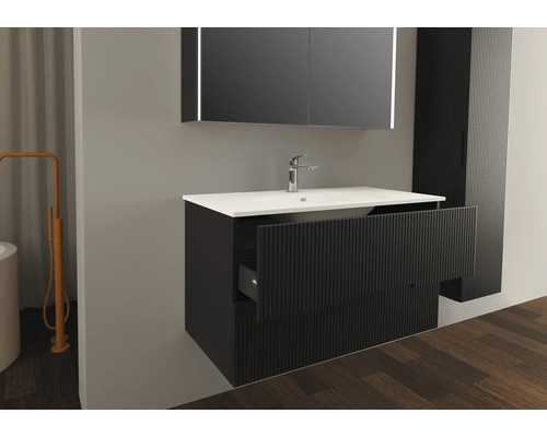 Scène de salle de bains avec meuble sous-lavabo, lavabo, armoire de toilette et armoire haute