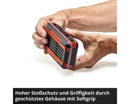 Batterie Einhell dans un boîtier à prise souple tenue dans les mains