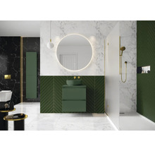 Helles Badezimmer mit Dusche, Waschtisch und Spiegel