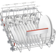 Panier supérieur de lave-vaisselle avec verres à vin et vaisselle