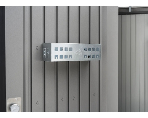 Aufbewahrungsbox aus Metall an einer Wand