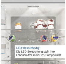 Innenraum eines Kühlschranks mit LED-Beleuchtung, Regalen und Lebensmitteln