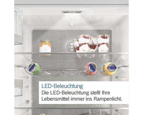 Innenraum eines Kühlschranks mit LED-Beleuchtung, Regalen und Lebensmitteln
