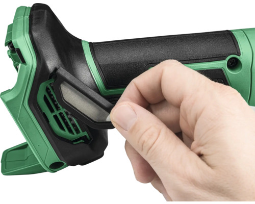 Une main retire le filtre d''un outil électrique.