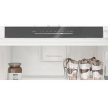 Intérieur d''un réfrigérateur avec régulateur de température, PowerVentilation et aliments