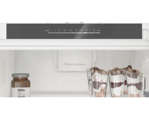 Intérieur d''un réfrigérateur avec régulateur de température, PowerVentilation et aliments