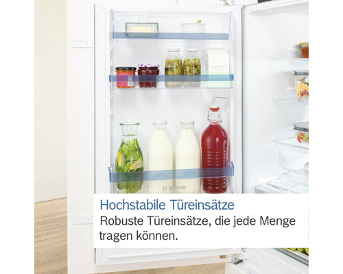 Vue intérieure d''un réfrigérateur avec des compartiments de porte robustes et divers aliments