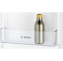 Metallflasche im Kühlschrankregal mit Bosch Logo