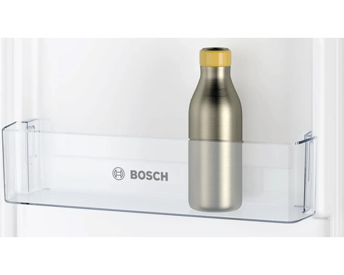 Metallflasche im Kühlschrankregal mit Bosch Logo
