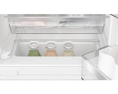 Vue intérieure d''un réfrigérateur avec tiroir VitaFresh, rempli d''aliments dans des conteneurs
