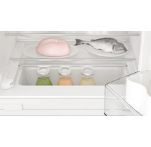 Intérieur d''un réfrigérateur avec de la viande, du poisson et des sauces