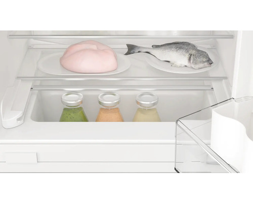 Intérieur d''un réfrigérateur avec de la viande, du poisson et des sauces