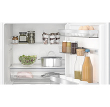 Intérieur d''un réfrigérateur avec divers aliments.