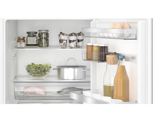 Intérieur d''un réfrigérateur avec divers aliments.