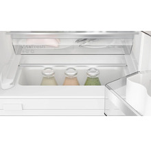 Vue intérieure d''un réfrigérateur avec tiroir VitaFresh et bouteilles de boissons