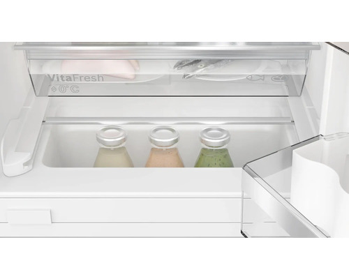 Vue intérieure d''un réfrigérateur avec tiroir VitaFresh et bouteilles de boissons