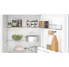 Intérieur d''un réfrigérateur rempli de divers aliments