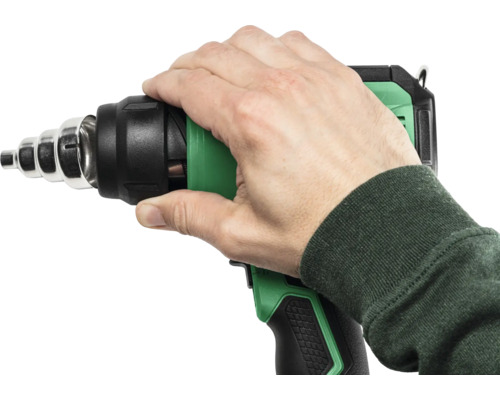 Hand hält eine Heißluftpistole