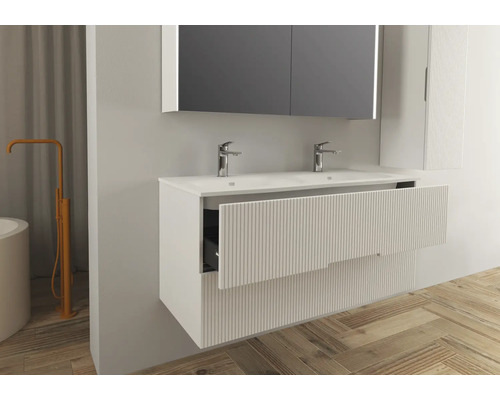 Salle de bains moderne avec meuble sous-vasque, lavabo, miroir et robinetterie