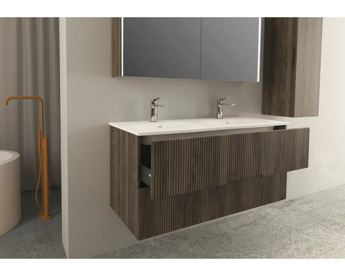 Modernes Badezimmer mit Waschtischunterschrank, Aufsatzwaschbecken, Spiegelschrank und Hochschrank