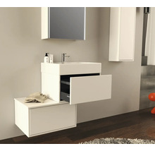 Modernes Badezimmer mit Waschbeckenunterschrank, Spiegelschrank und Hochschrank für ein stilvolles Ambiente