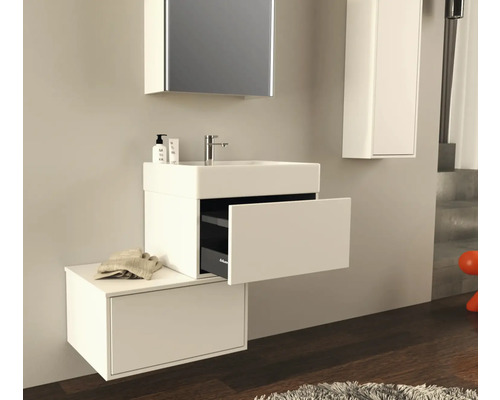 Modernes Badezimmer mit Waschbeckenunterschrank, Spiegelschrank und Hochschrank für ein stilvolles Ambiente